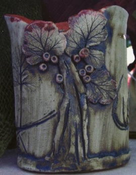 Vase mit Blattschmuck